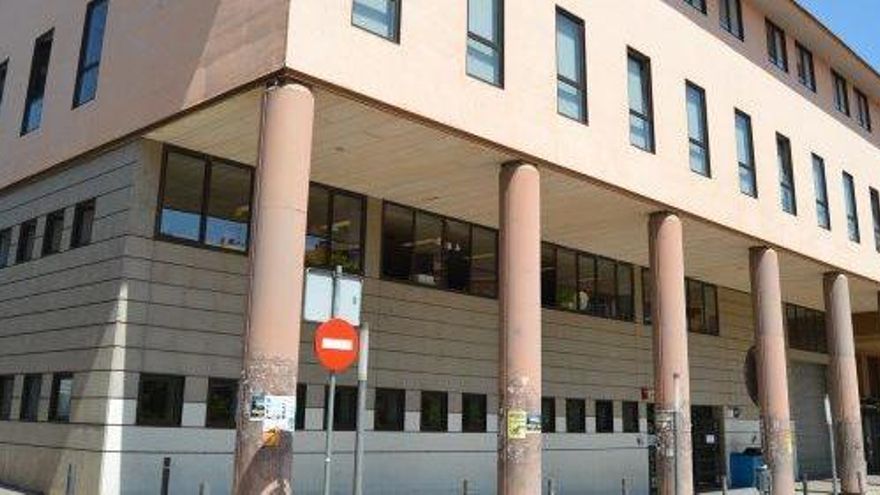 La biblioteca de Berga ocupa 4 pisos d&#039;aquest edifici, a la part superior del qual hi ha la seu del Consell