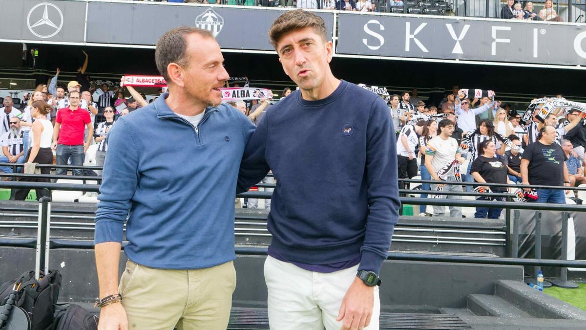 Pablo Hernández y Alberto González saludándose antes del inicio del encuentro