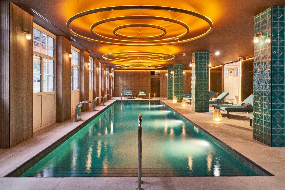 La piscina climatizada cuenta con unas vistas privilegiadas.