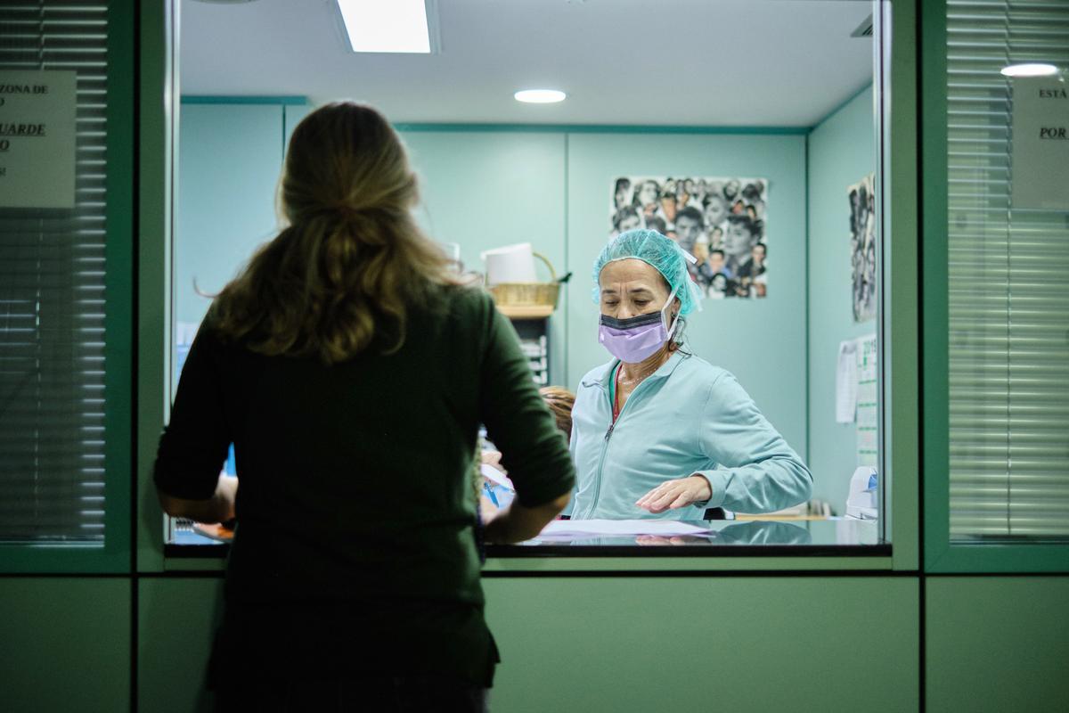 Una paciente en la ventanilla administrativa del Hospital Universitario de Canarias (HUC).