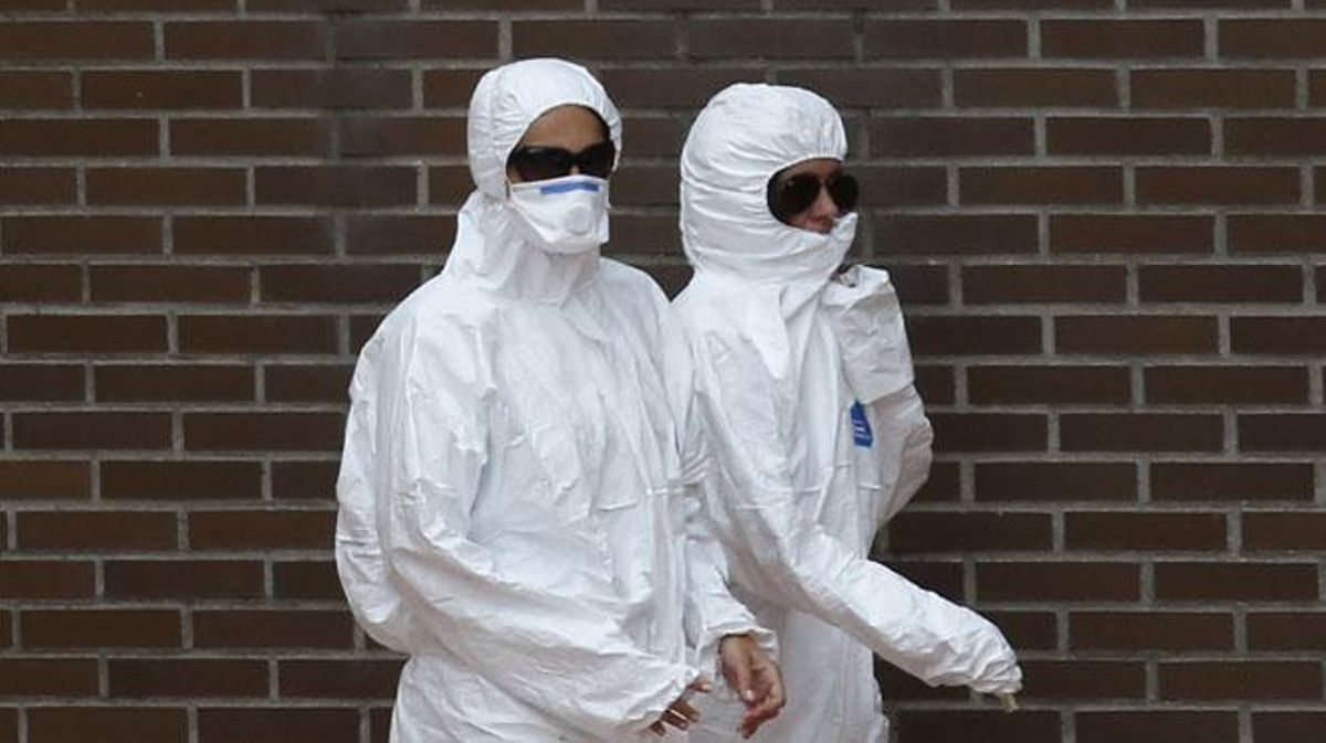 Els metges afirmen que la malalta d’Ebola es va tocar la cara amb els guants.