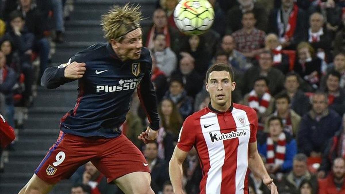Torres remata de cabeza para marcar para el Atlético.