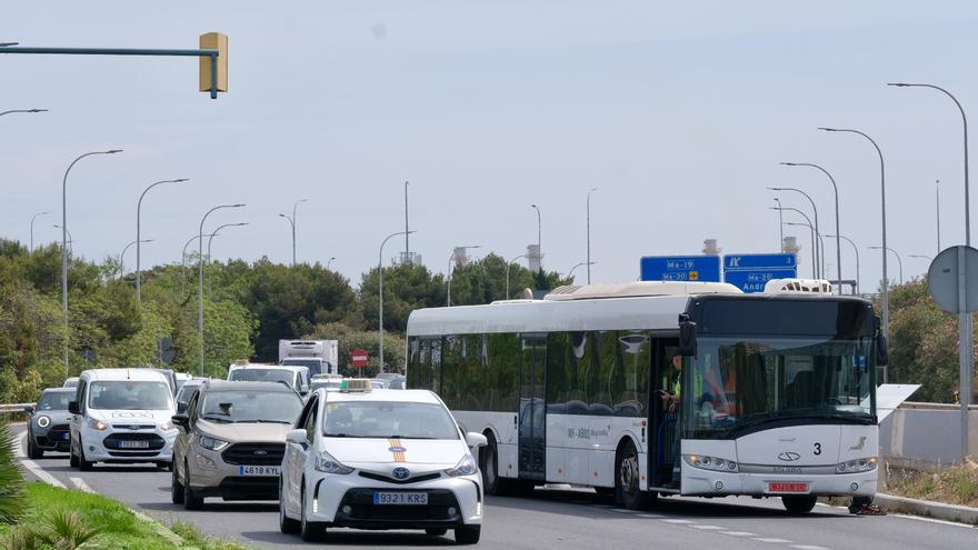 Las fotos del monumental atasco en los accesos a Palma por un autobús averiado en el carril VAO