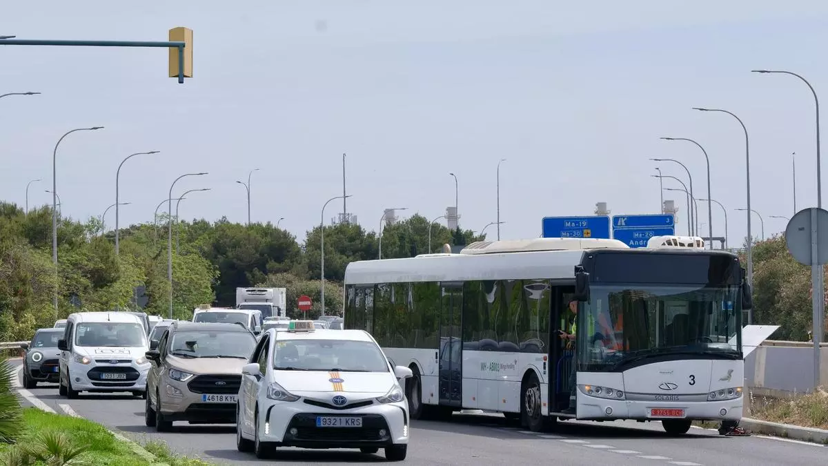 Monumental atasco en la autopista del aeropuerto de Palma por un bus averiado en el carril VAO