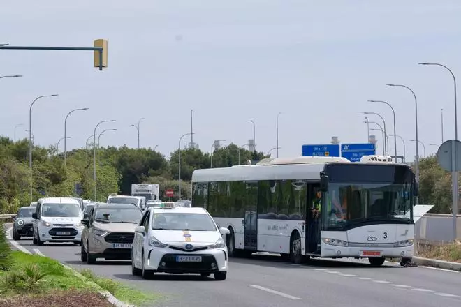 Las fotos del monumental atasco en los accesos a Palma por un autobús averiado en el carril VAO