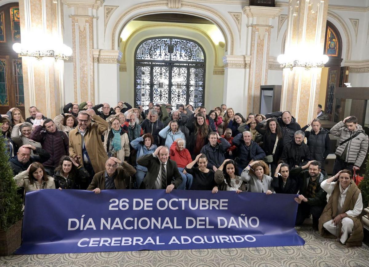 Fotografía de familia de los participantes en el acto institucional del Día nacional del daño cerebral adquirido (DCA) celebrado, ayer, en el Ayuntamiento de A Coruña.  | // CARLOS PARDELLAS