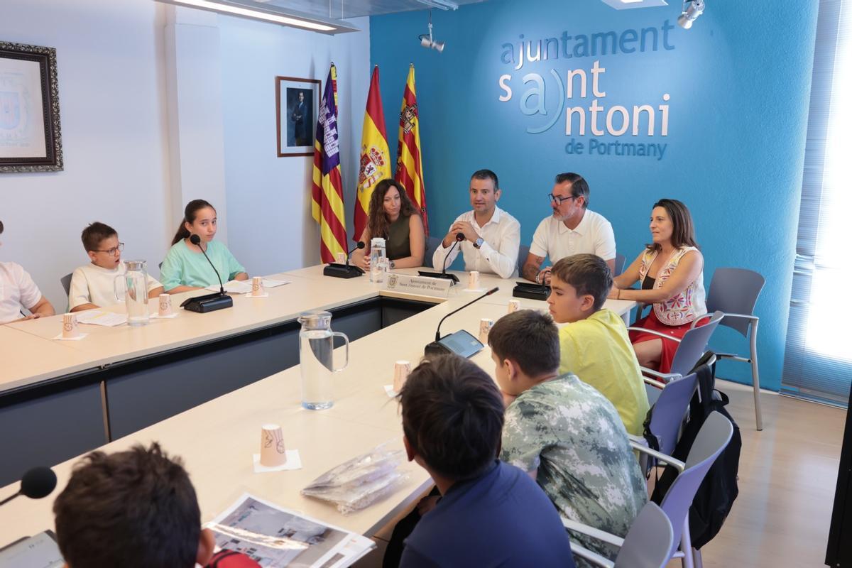 La visita de los alumnos en el Ayuntamiento de Sant Antoni