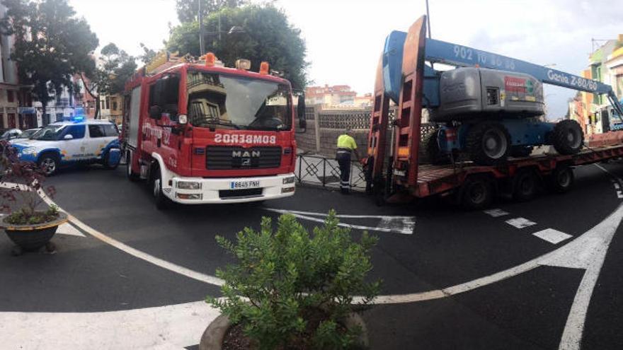 Un camión que transportaba una grúa sufre un aparatoso accidente en La Orotava