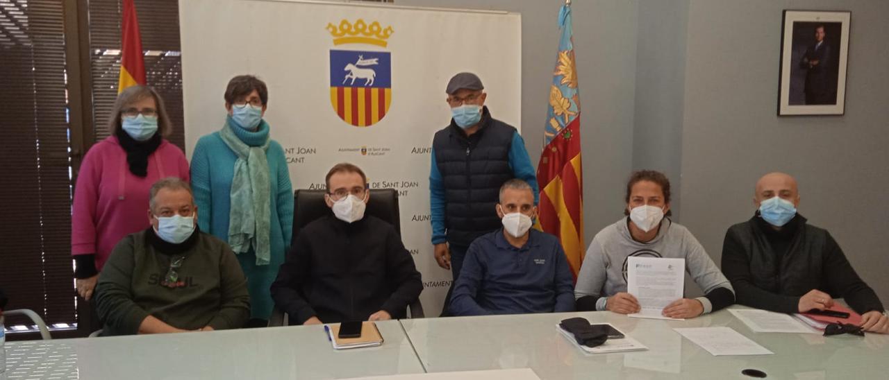 El concejal de Personal junto a los tres sindicatos con representación en el Ayuntamiento de Sant Joan.