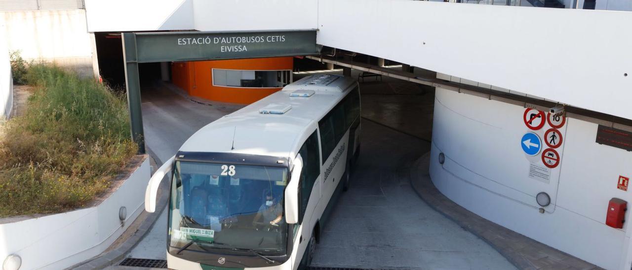 Un autobús sale del interior de la estación de la ciudad de Eivissa, en el barrio de sa Colomina. | J. A. RIERA