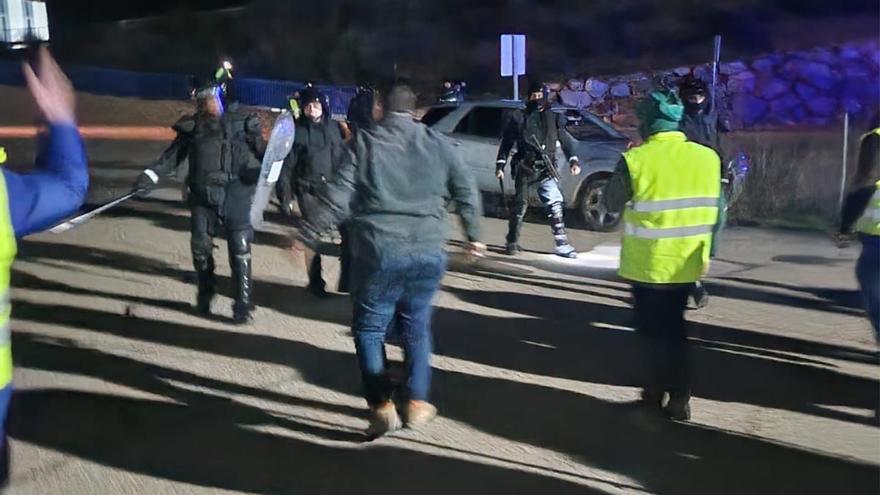 Tensión en Zamora entre agricultores y Guardia Civil por un corte de tráfico en la A-6