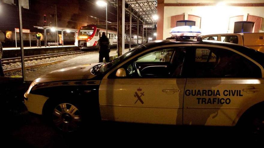 La Guardia Civil, ayer, en la estación de tren de Soto de Rey.