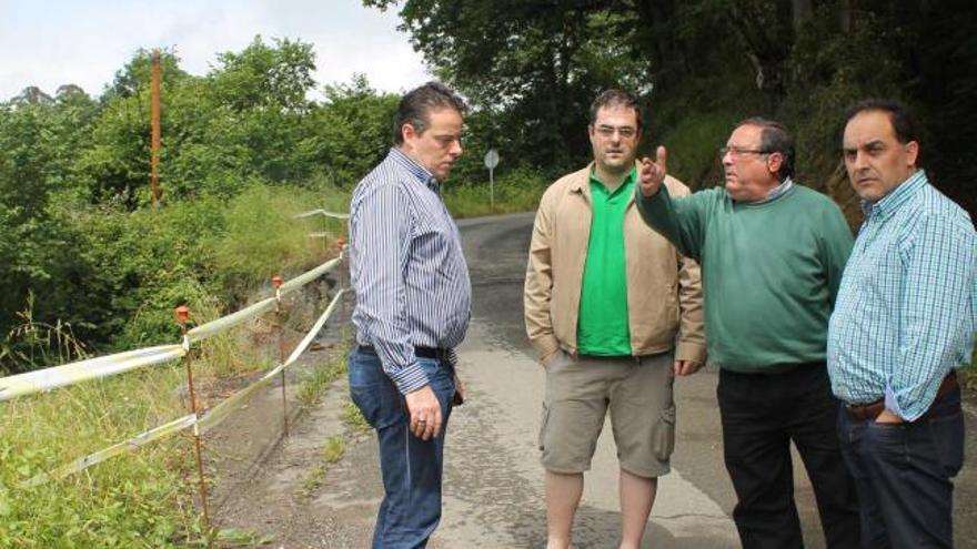 Por la izquierda, el diputado del PSOE Marcelino Marcos; Hugo Cañedo, edil del PSOE; el secretario de política municipal del PSOE moscón, José Ramón Menéndez, y un vecino, Olegario Arias, en el argayo de la carretera AS-313.