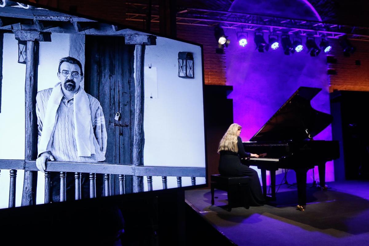 Música de piano en directo durante el homenaje a Juan Carlos Limia.