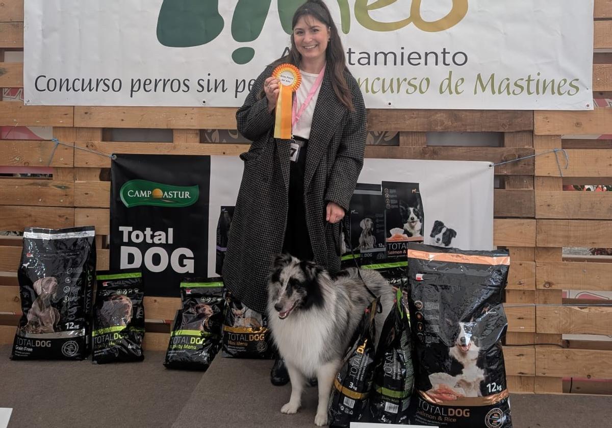 Celia González posa con su perro "Kéfir".