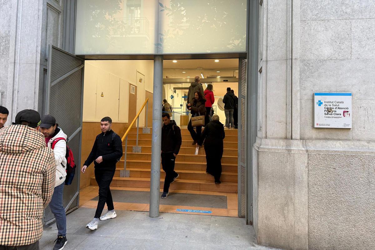 Usuaris del CAP Santa Clara de Girona aquest dilluns al matí.