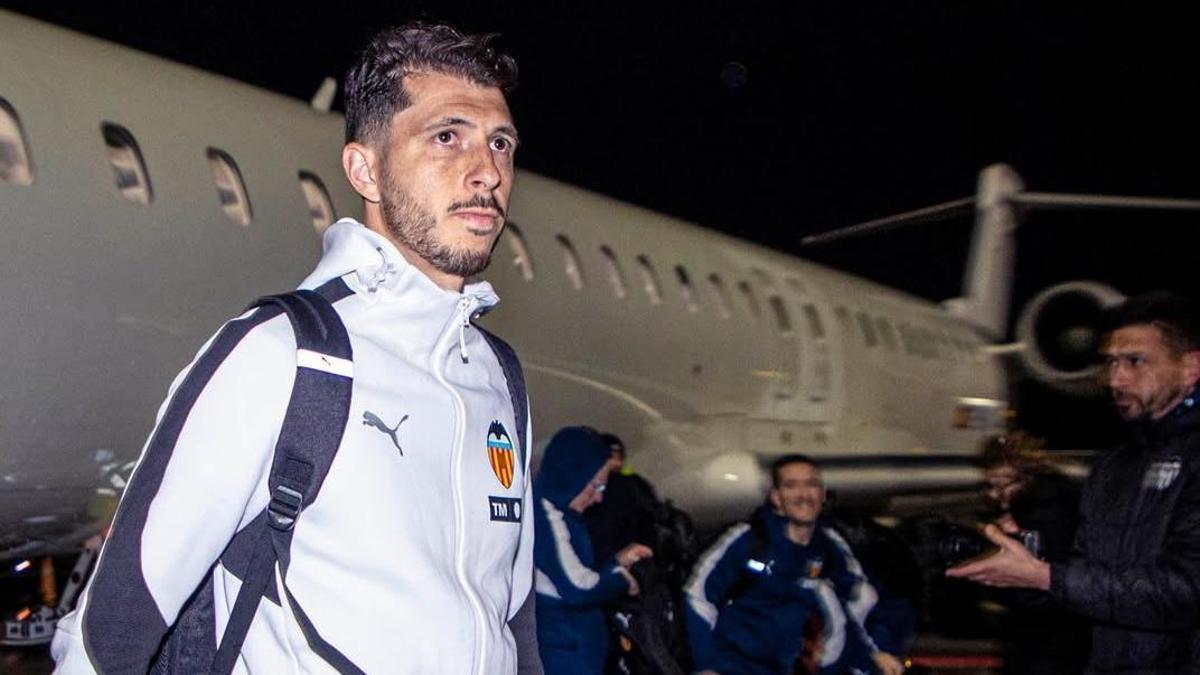 Guido Rodríguez, a la llegada del equipo a tierras asturianas