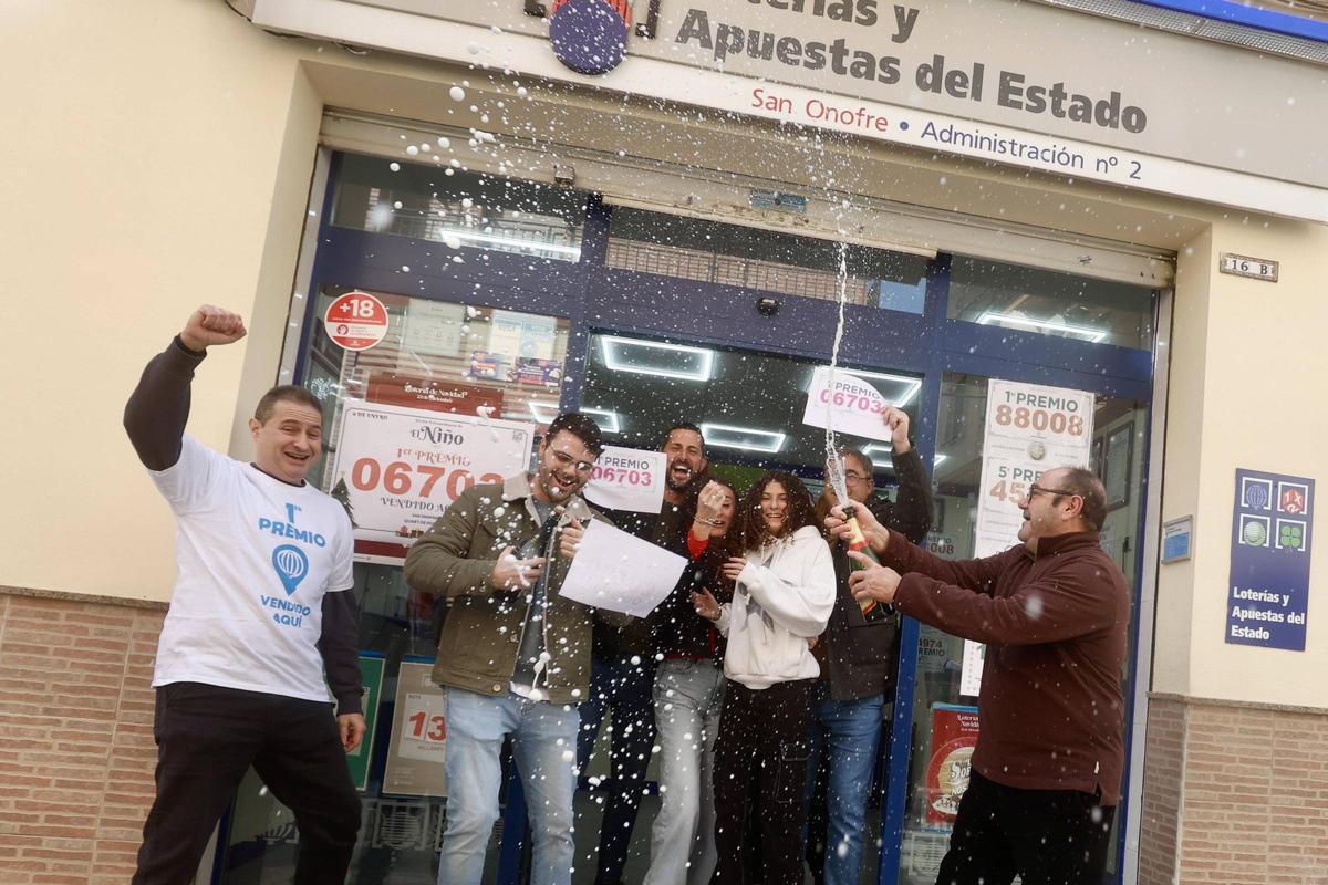 Celebración del primer premio de la lotería de El Niño en la administración de San Onofre en Quart de Poblet.