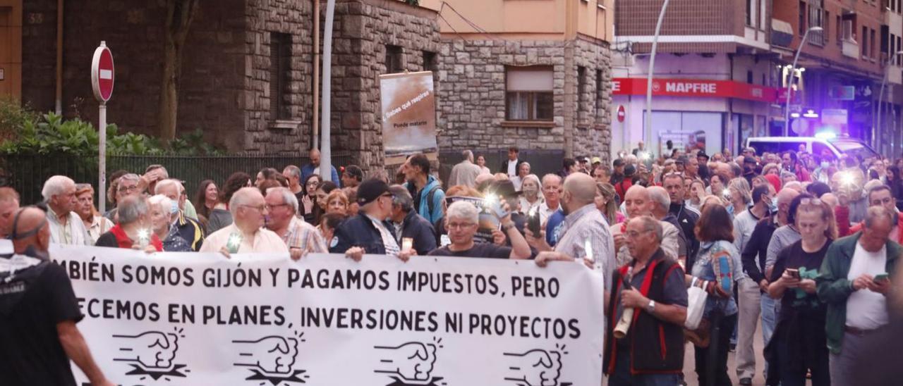 Parte de los manifestantes marchando por La Calzada. | Marcos León