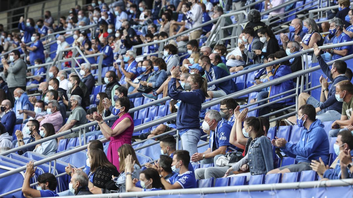 Aficionados del Oviedo, en la grada del Tartiere