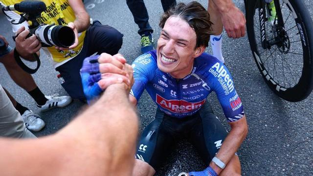Jasper Philipsen és felicitat després d’imposar-se a la meta de Voiron, ahir. | GONZALO FUENTES / AFP