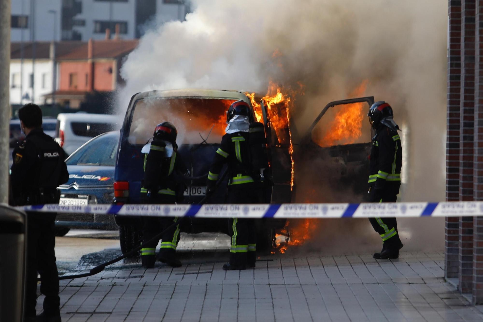 EN IMÁGENES: Intervención de bomberos en Gijón por una furgoneta ardiendo