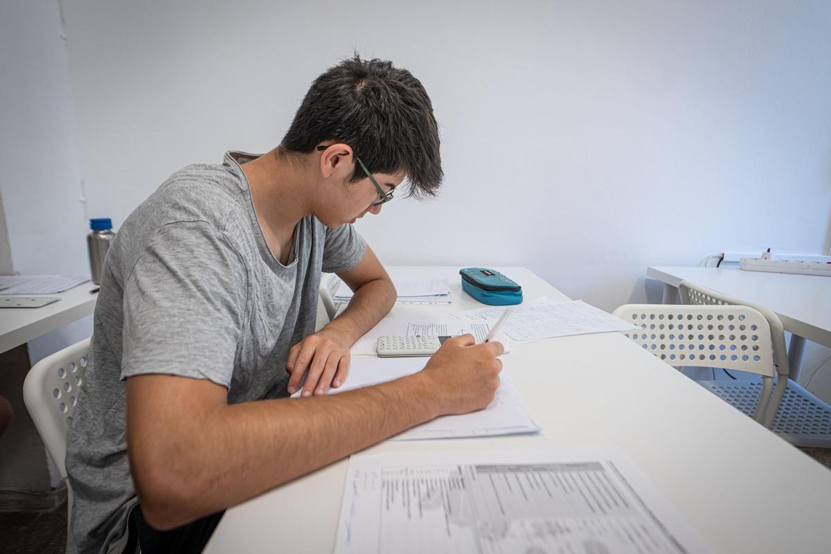 Un alumno, repasando para selectividad en la academia Formació Miró, en Barcelona