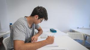 Un alumno, repasando para selectividad en la academia Formació Miró, en Barcelona