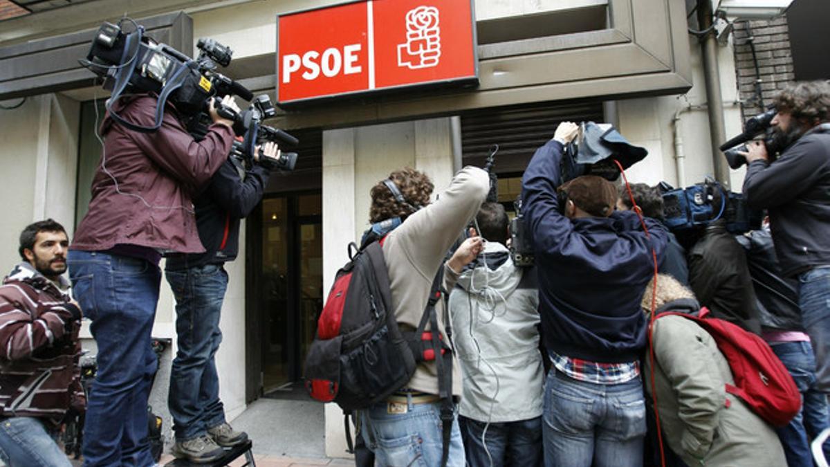 Decenas de periodistas esperan a las puertas de la sede del PSOE en la madrileña calle de Ferraz, este lunes.