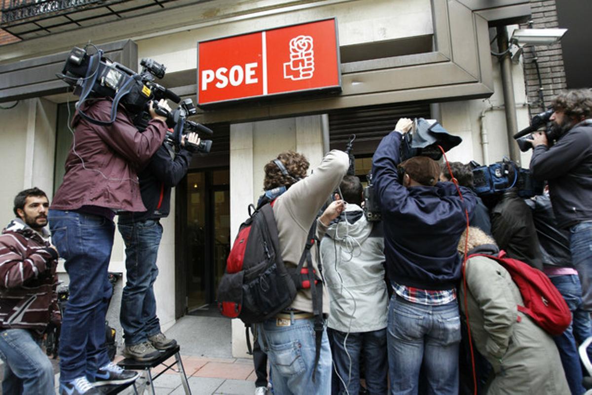 Desenes de periodistes esperen a les portes de la seu del PSOE al madrileny carrer de Ferraz, aquest dilluns.