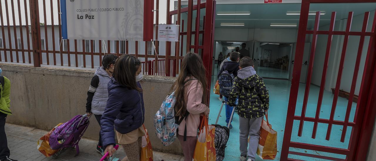 Escolares entrando al colegio La Paz