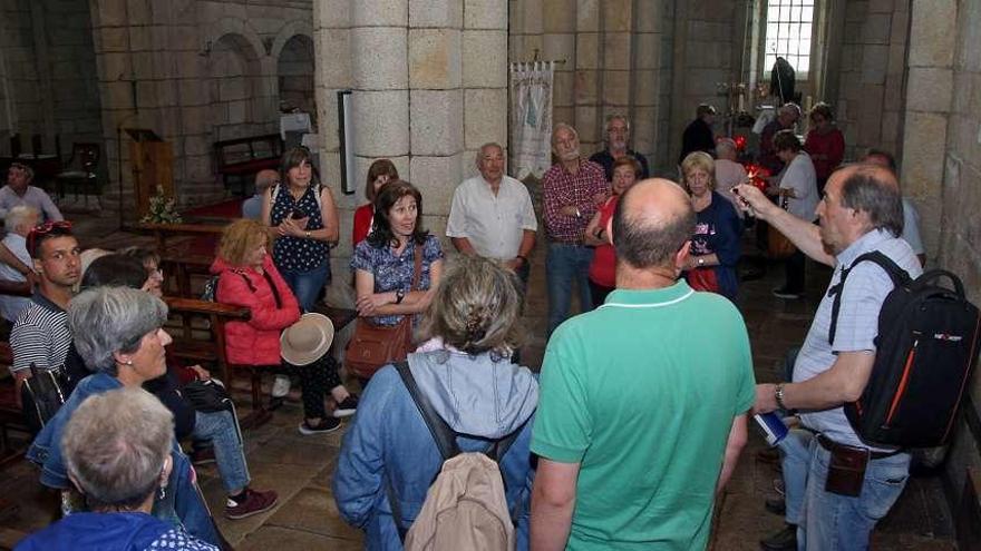 Asistentes, en la tarde de ayer, a la visita guiada al Mosteiro de Aciveiro.  // Bernabé / Juan Carlos Asorey