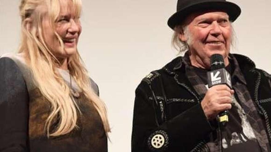 La actriz y directora Daryl Hannah y el músico Neil Young.