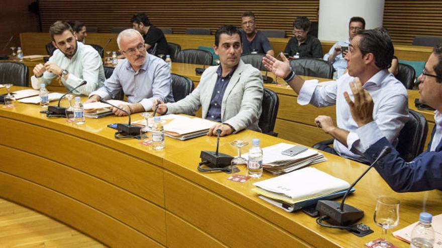 Los representantes de los grupos, ayer, en la comisión de las Corts.