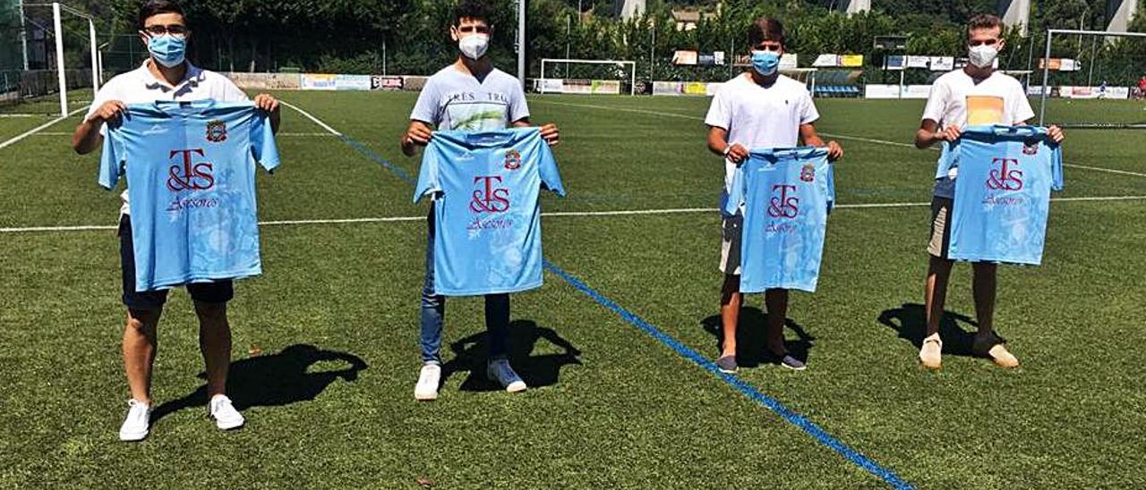 Carrera, Ventín, Maqui y Andrés con la camiseta del Moaña. |  // FDV