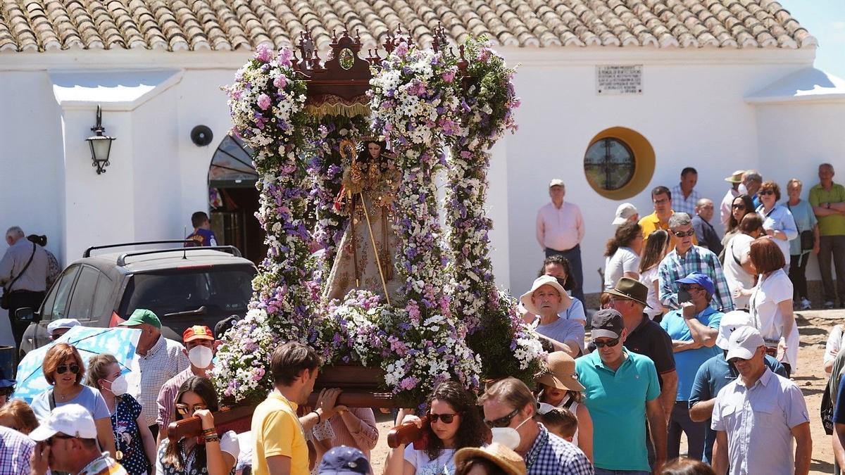 La Virgen de la Antigua, sobre sus andas actuales.