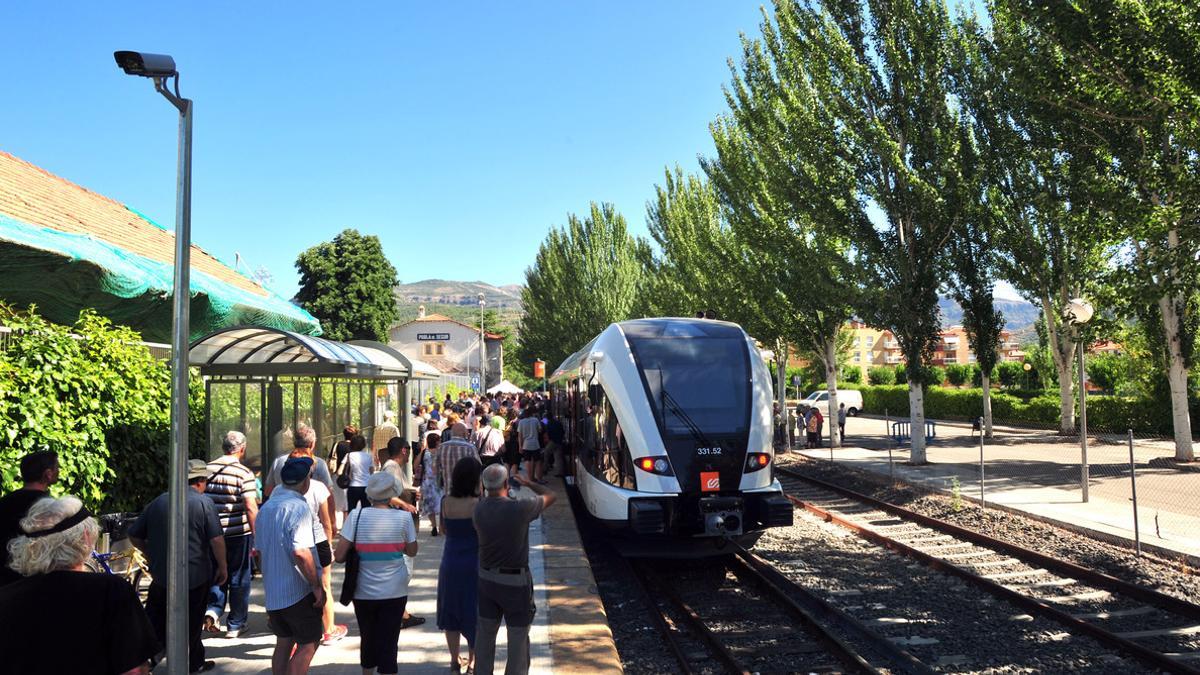 Ciudadanos en la estación de Pobla de Segur, en la el viaje inaugural de los nuevos trenes de la línea Lleida-La Pobla, este domingo