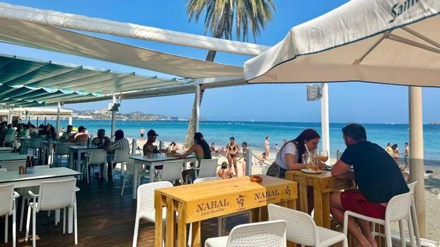 Delicias mediterráneas y ambiente familiar en Platja d’en Bossa | PAGO PAGO