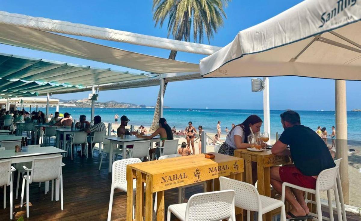 Delicias mediterráneas y ambiente familiar en Platja d’en Bossa | PAGO PAGO