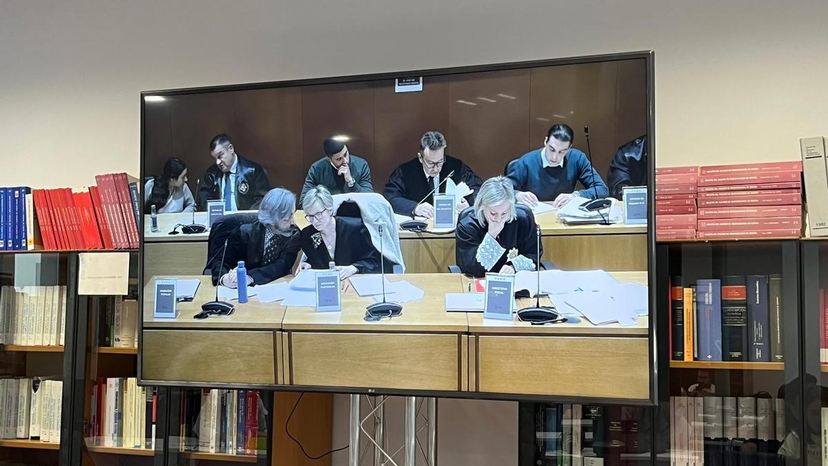 Al fondo, parte de los acusados junto a sus abogados, hoy durante el juicio en la Audiencia de A Coruña.