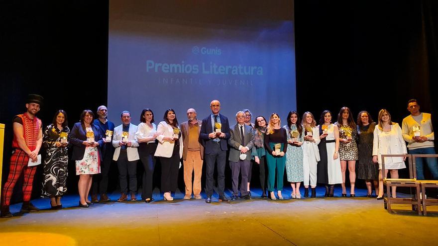 I Premios de la Literatura Infantil y Juvenil Gunis - Foto de grupo-
