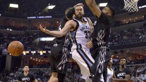 Marc Gasol intenta controlar un balón en presencia de Towns en el partido de Menfis