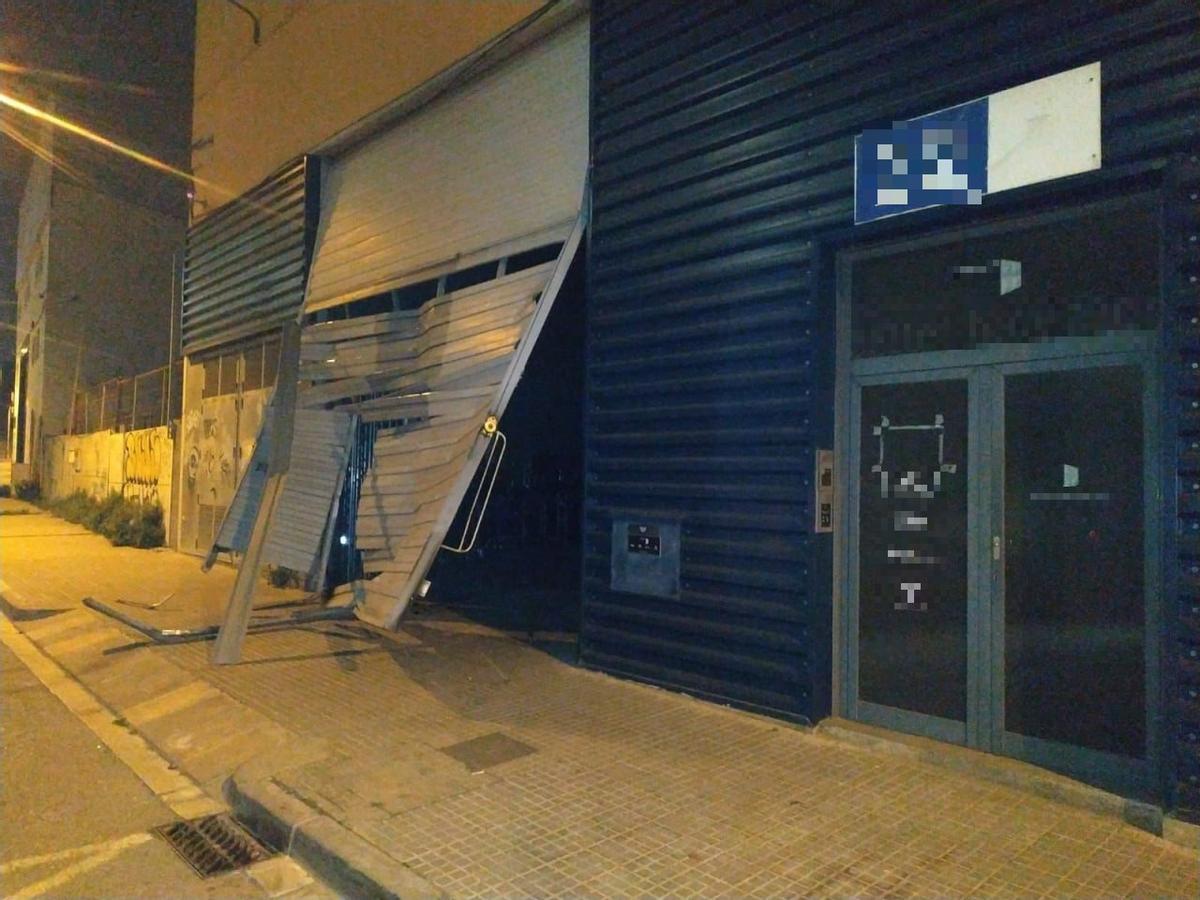 Dos detinguts per robar en una empresa de Cornellà encastant el cotxe