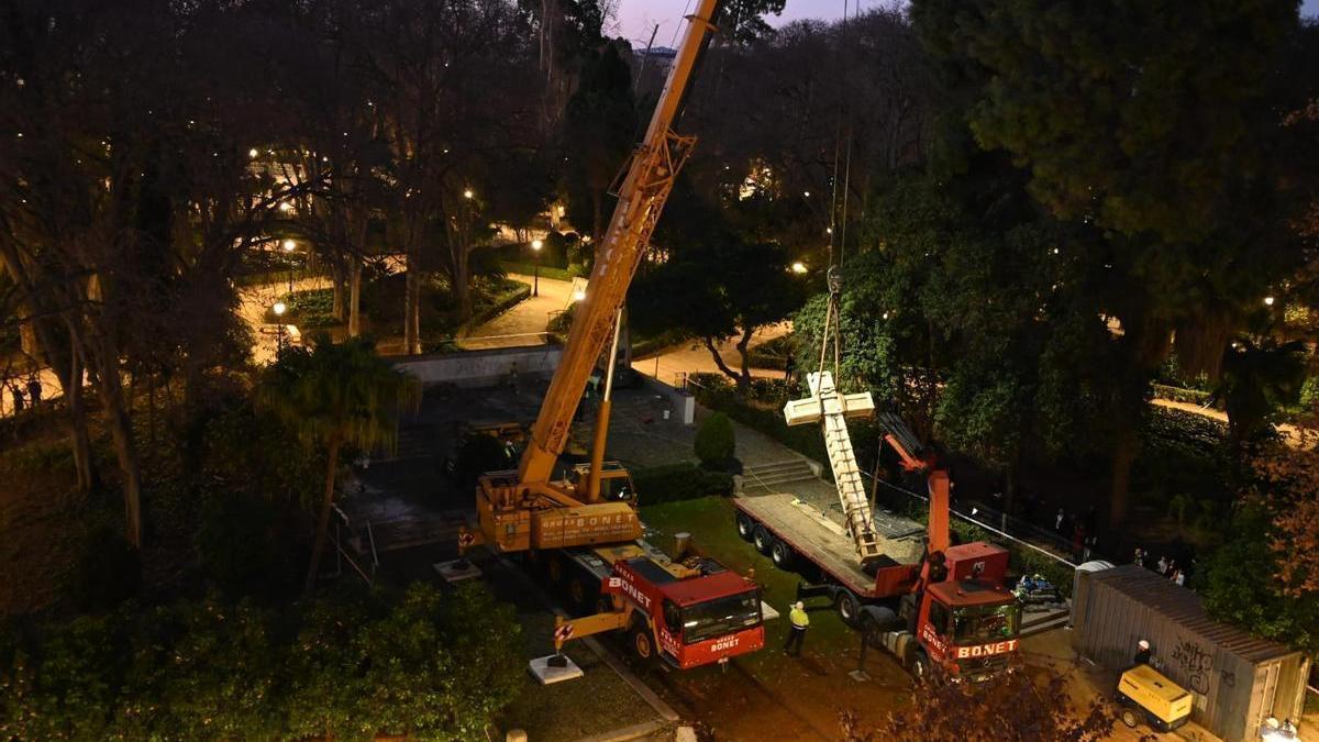 Retiran la cruz franquista del parque Ribalta de Castellón.