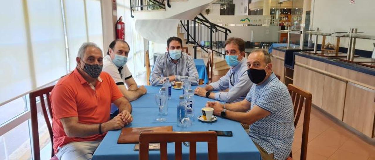 Por la izquierda Miguel Sobrino, José Manuel López, Mario Pérez Cervera, Juan José González Pulgar y Arsenio Díaz Marentes en la reunión.