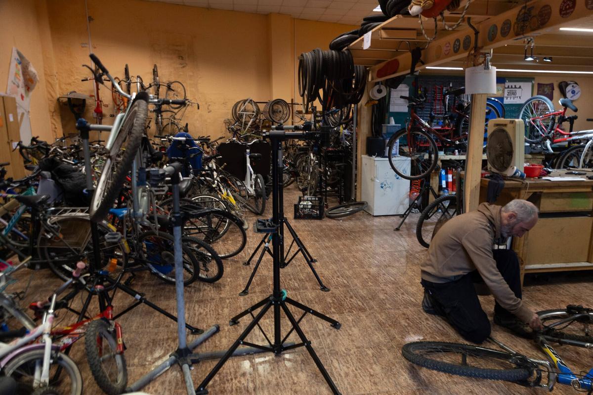 El taller de recuperación de bicicletas para su cesión a personas sin recursos en el Xenillet.