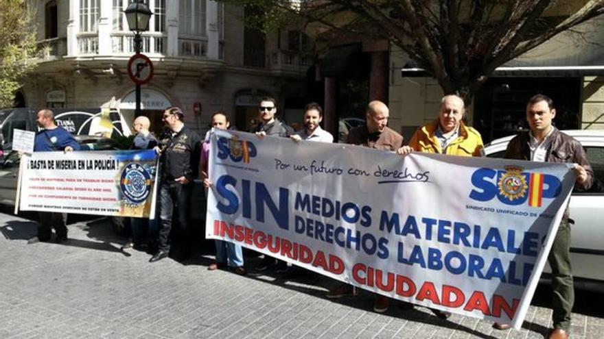 Protesta de los sindicatos policiales SUP y ASP, ayer, ante la Delegación del Gobierno en Balears.