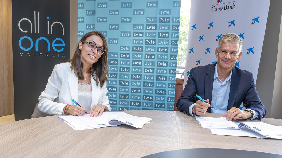 Pilar Choren, directora gerente del Ivie, y Xicu Costa, director territorial de CaixaBank en la Comunidad Valenciana.