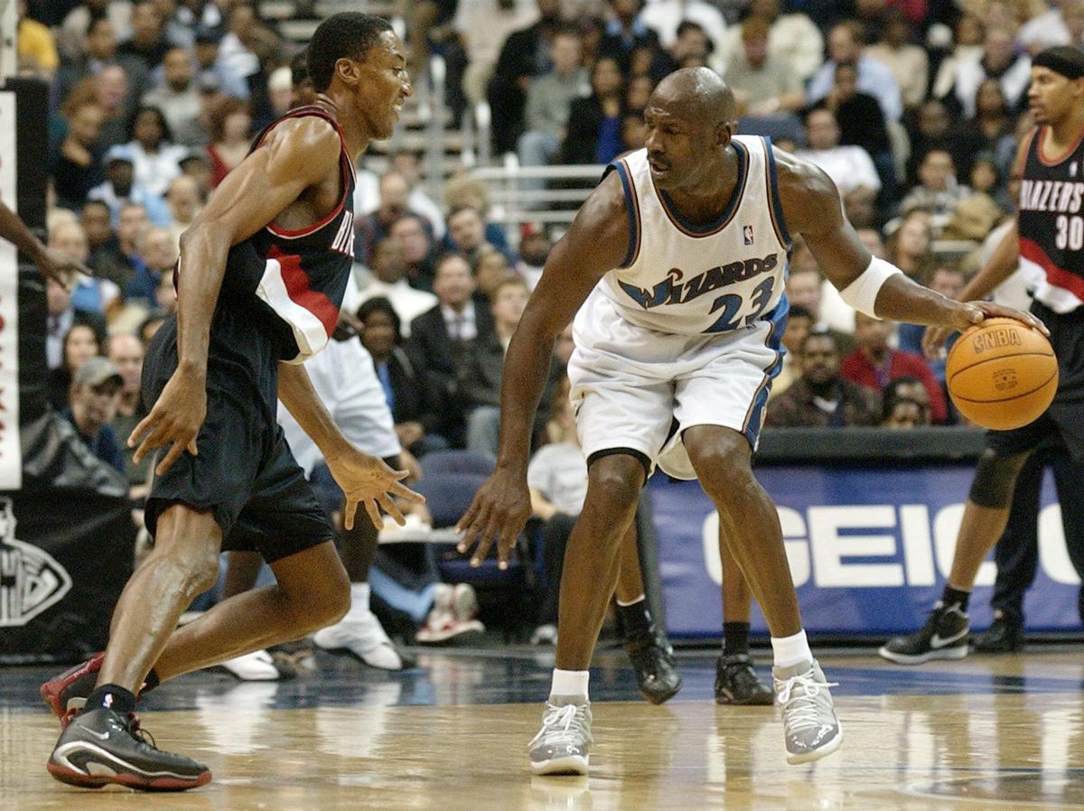 Washington Wizards' Michael Jordan (23) dribbles as he is guarded by Portland Trail Blazers' Scottie Pippen, left, in the second quarter Tuesday, Dec. 10, 2002, in Washington. (AP Photo/Nick Wass). deportiva accion 2002/2003 _ horizontal