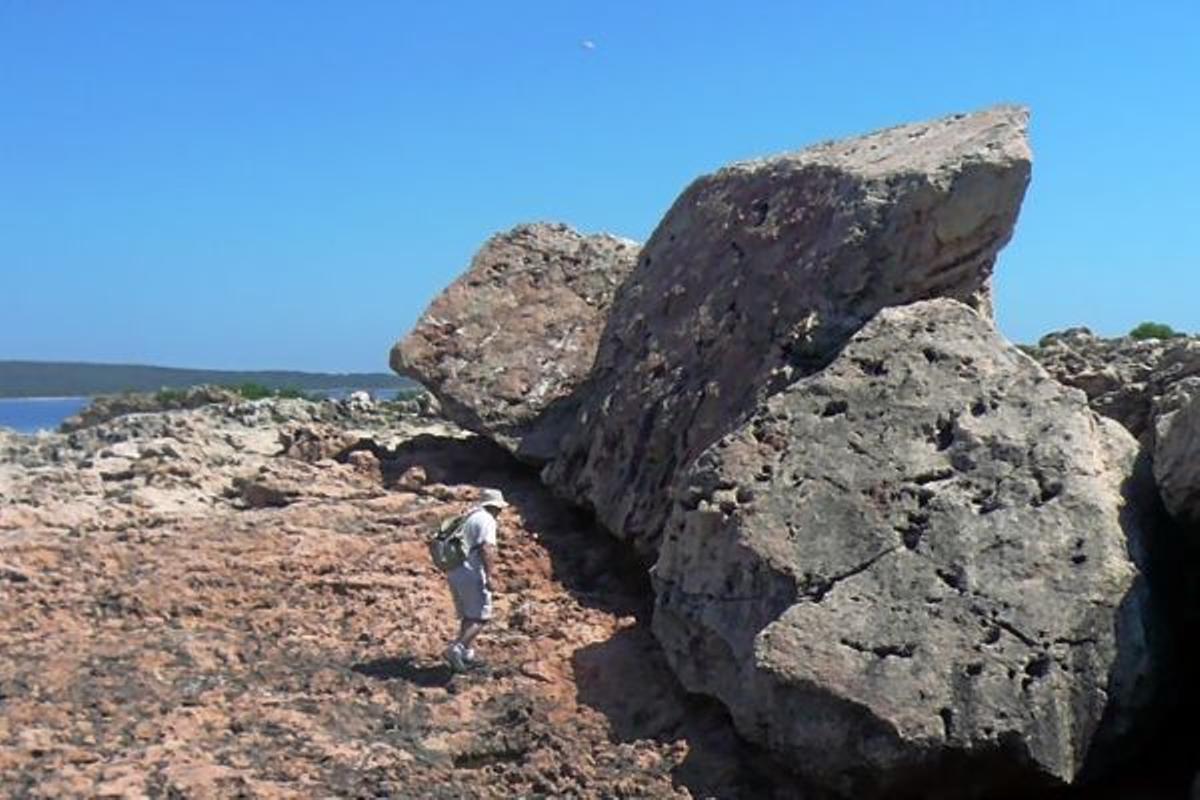 Rocas movidas por el tsunami en Menorca